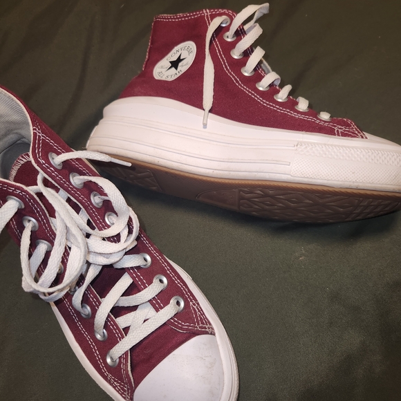 Stylish Red and White High-Top Sneakers - Picture 3 of 3